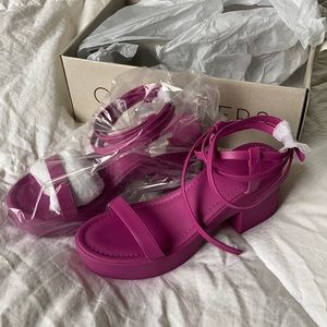 Strappy platform sandals size 6 in pink / fuchsia